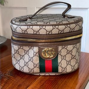 Excellent use condition, adorable, make up bag.